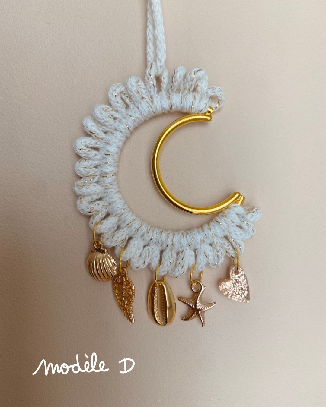 Lune gri-gri macramé et pampilles symboliques
