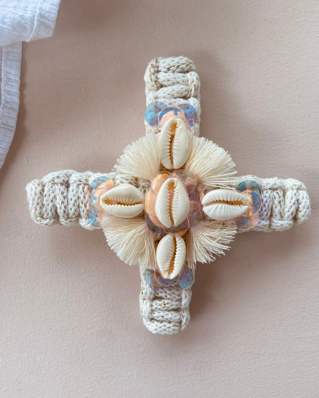 Croix Macramé et coquillages - Bibiane