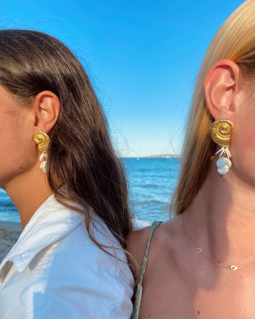 Boucle d’oreille dorée, pendentif coquillage doré et pampilles nacrées - Carla