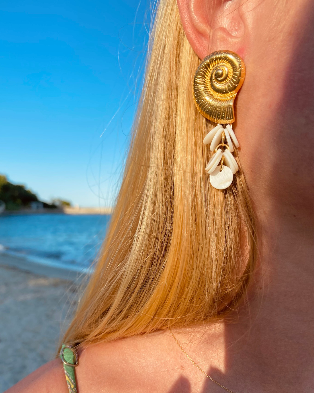 Boucle d’oreille dorée, pendentif coquillage doré et pampilles nacrées - Carla