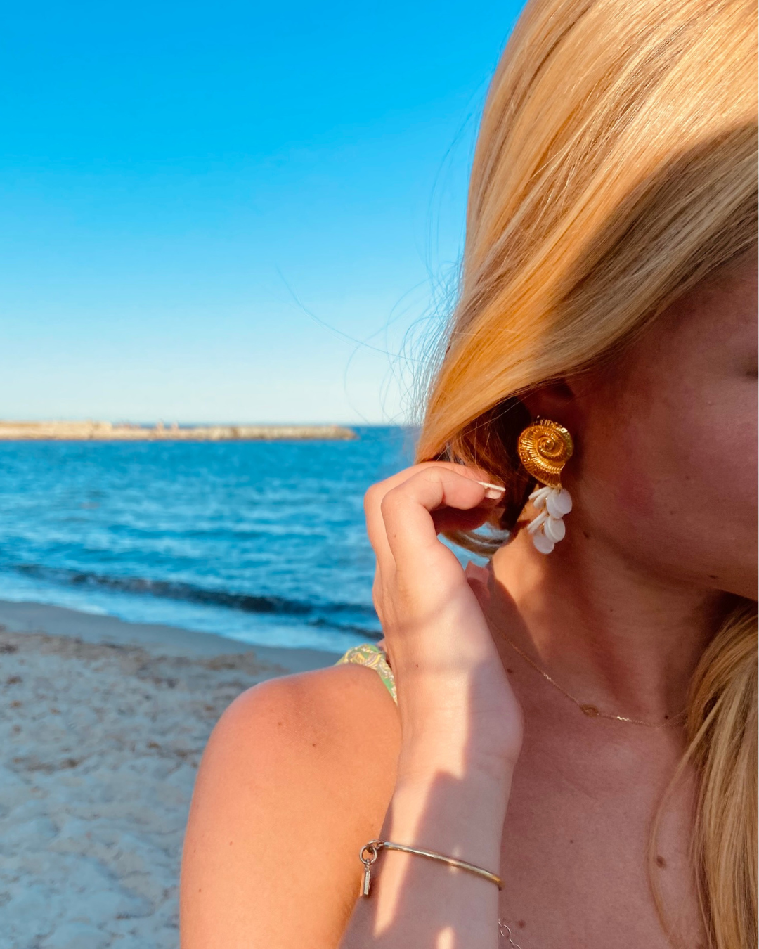 Boucle d’oreille dorée, pendentif coquillage doré et pampilles nacrées - Carla