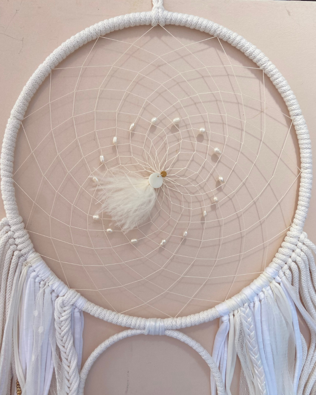 Attrape-rêves bohème blanc, holographique, plumes et perles d'eau douce - pièce unique