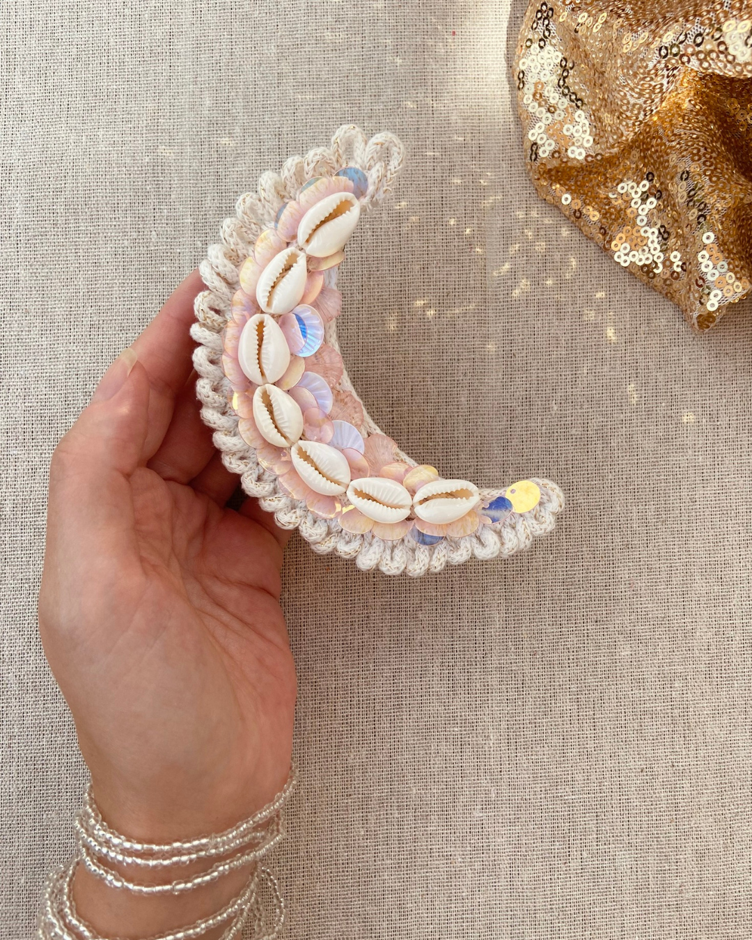 Lune macramé, coquillages et pampilles hologramme - accessoire Bohème