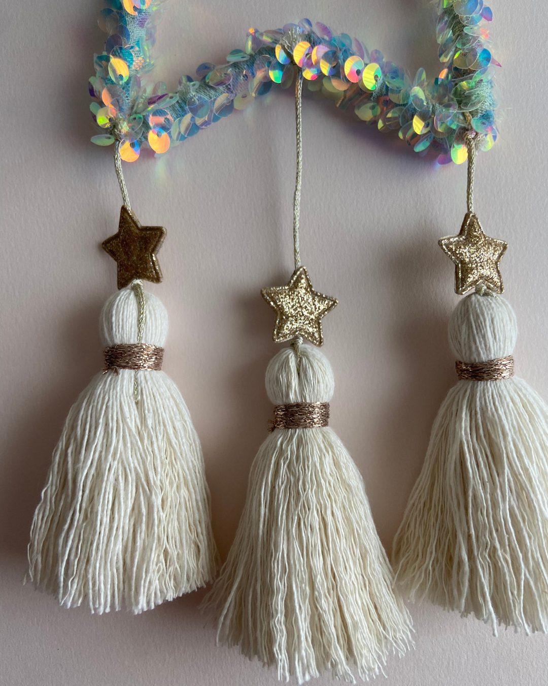 Etoile avec sequins holographique, pompons et étoiles dorée - Collection Cali