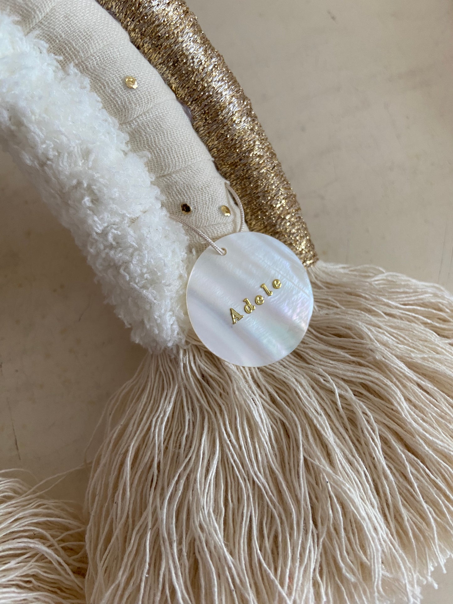 Arc-en-ciel décoratif avec sequins holographique, bleu clair, nude, doré et étoiles dorée - Collection Cali