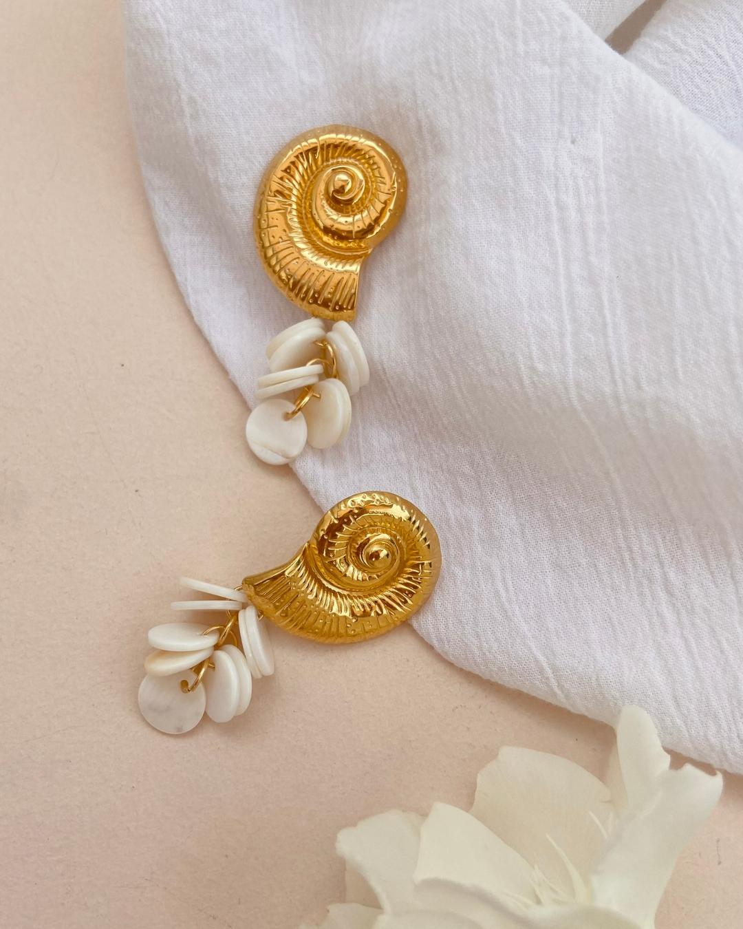 Boucle d’oreille dorée, pendentif coquillage doré et pampilles nacrées - Carla