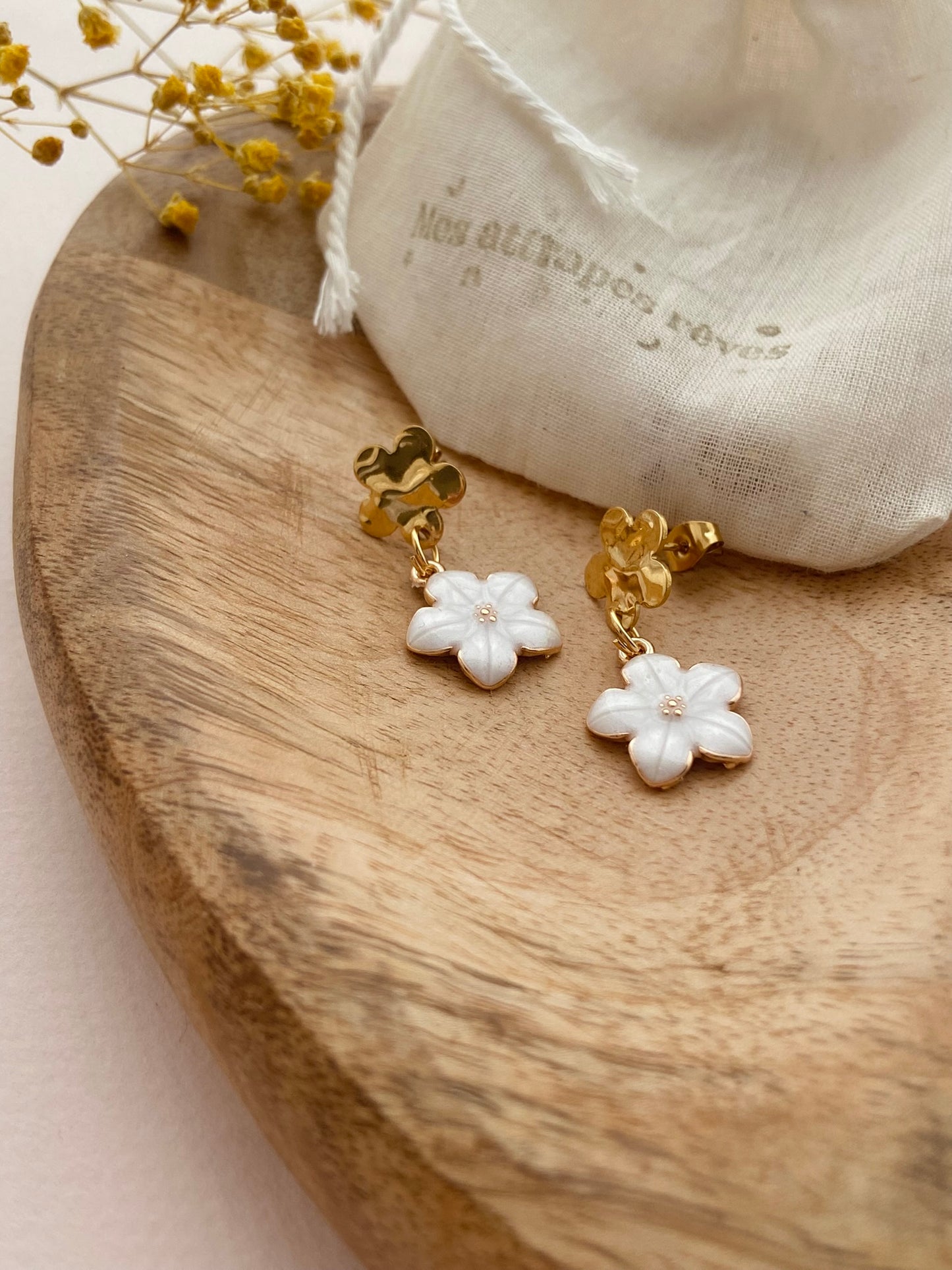 Boucles d'oreilles dorée et pendentif fleur blanches et dorée