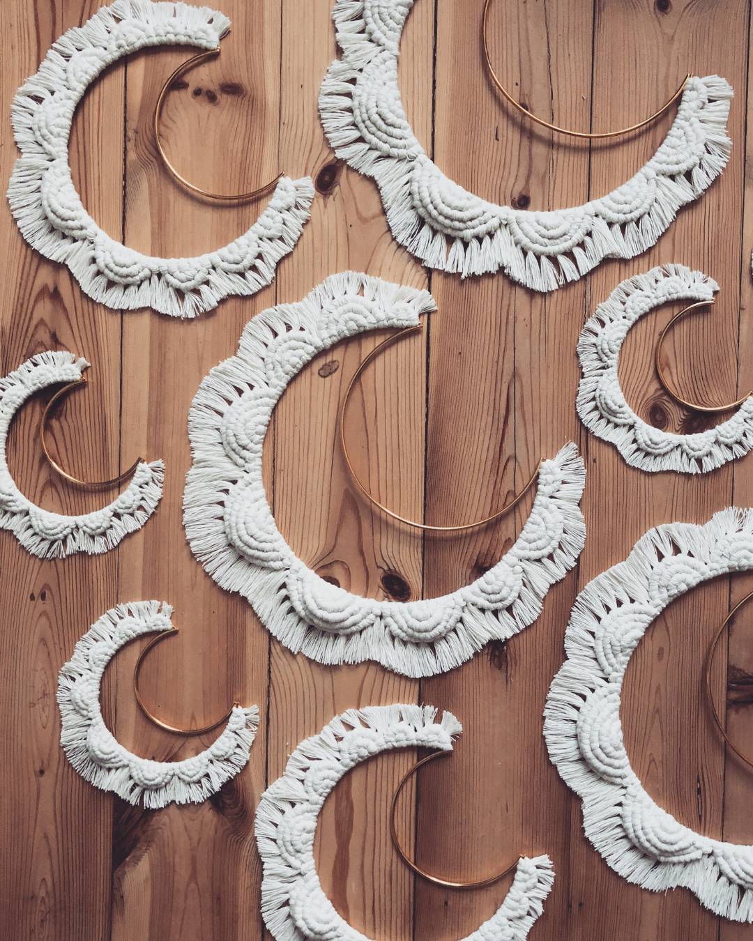 Lune dorée macramé