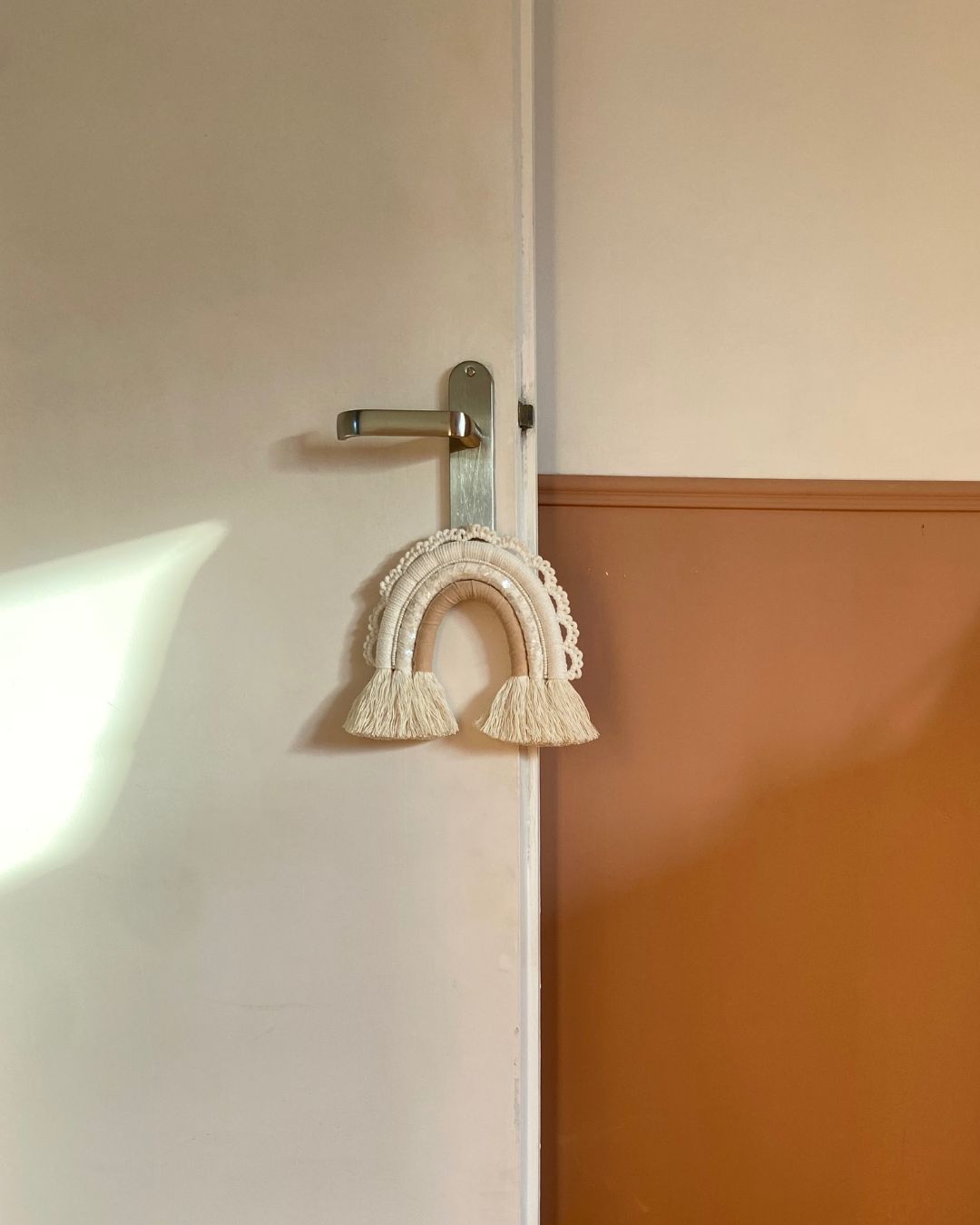 arc-en-ciel tons neutres naturel et beige rosé avec détail macramé blanc réalisé à la main par Mes attrapes rêves