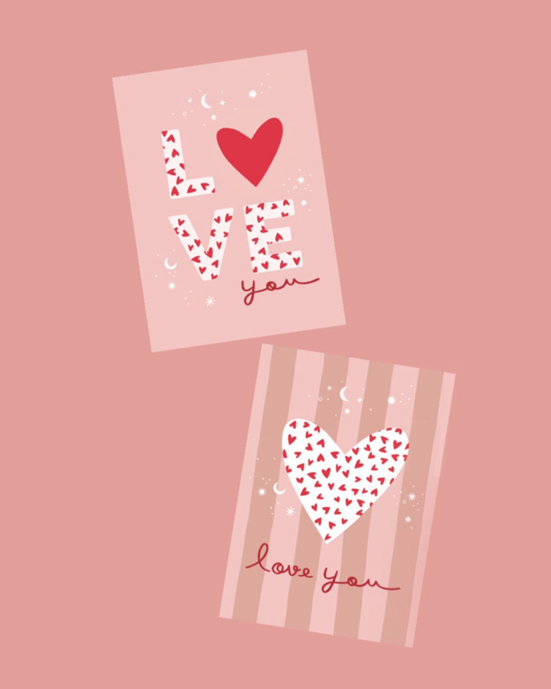 Ambiance deux cartes postales illustrées sur fond rose, ornées de motifs romantiques. L’une affiche le mot "LOVE" avec un cœur rouge en guise de "O", tandis que l’autre présente un grand cœur blanc rempli de petits cœurs rouges, accompagné de l’inscription "love you". Un design doux et élégant, parfait pour exprimer l’amour et l’affection.