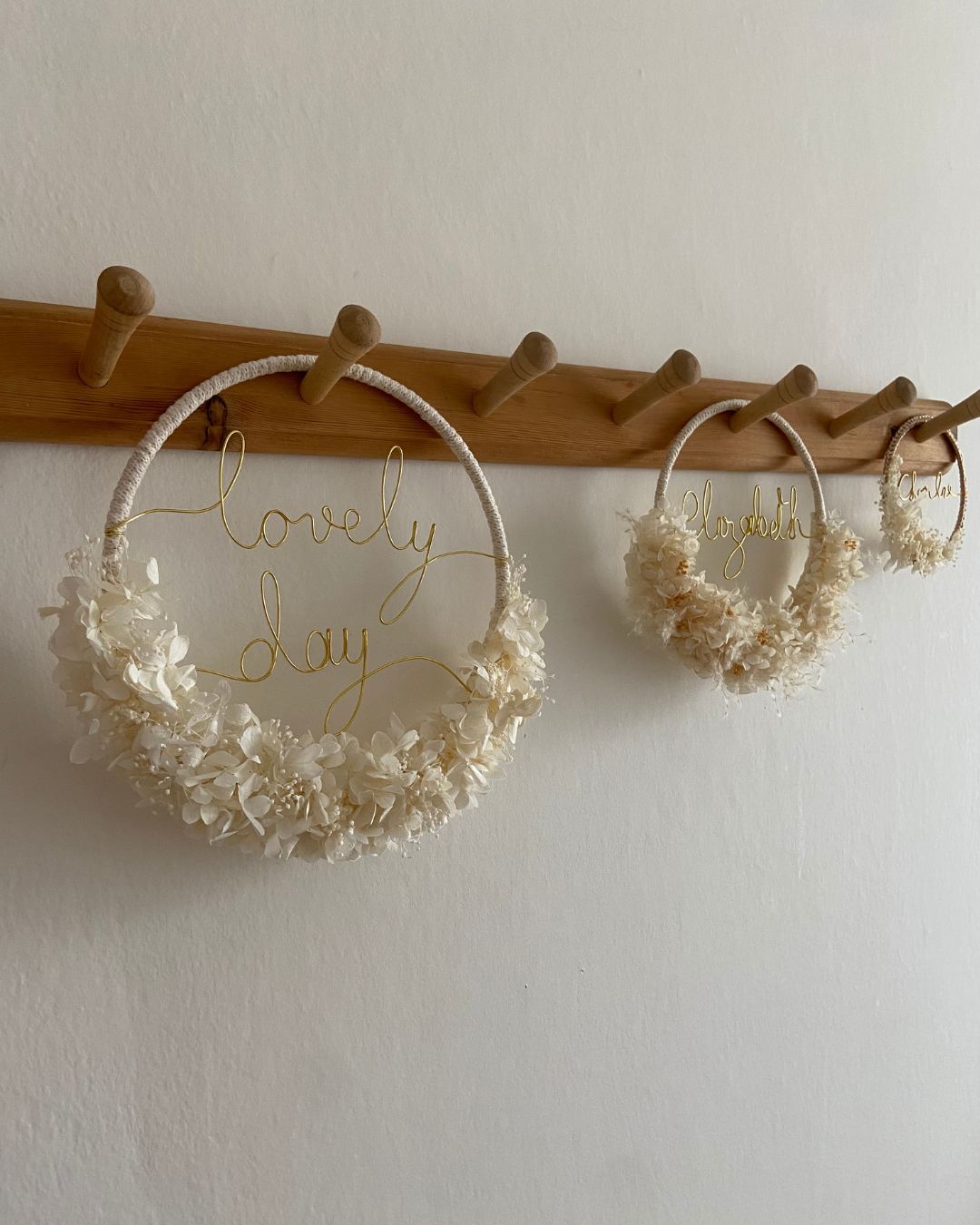 Ambiance douce et poétique avec la couronne de fleurs séchées blanches, modèle Ava – une touche d’élégance naturelle signée Mes Attrapes Rêves.