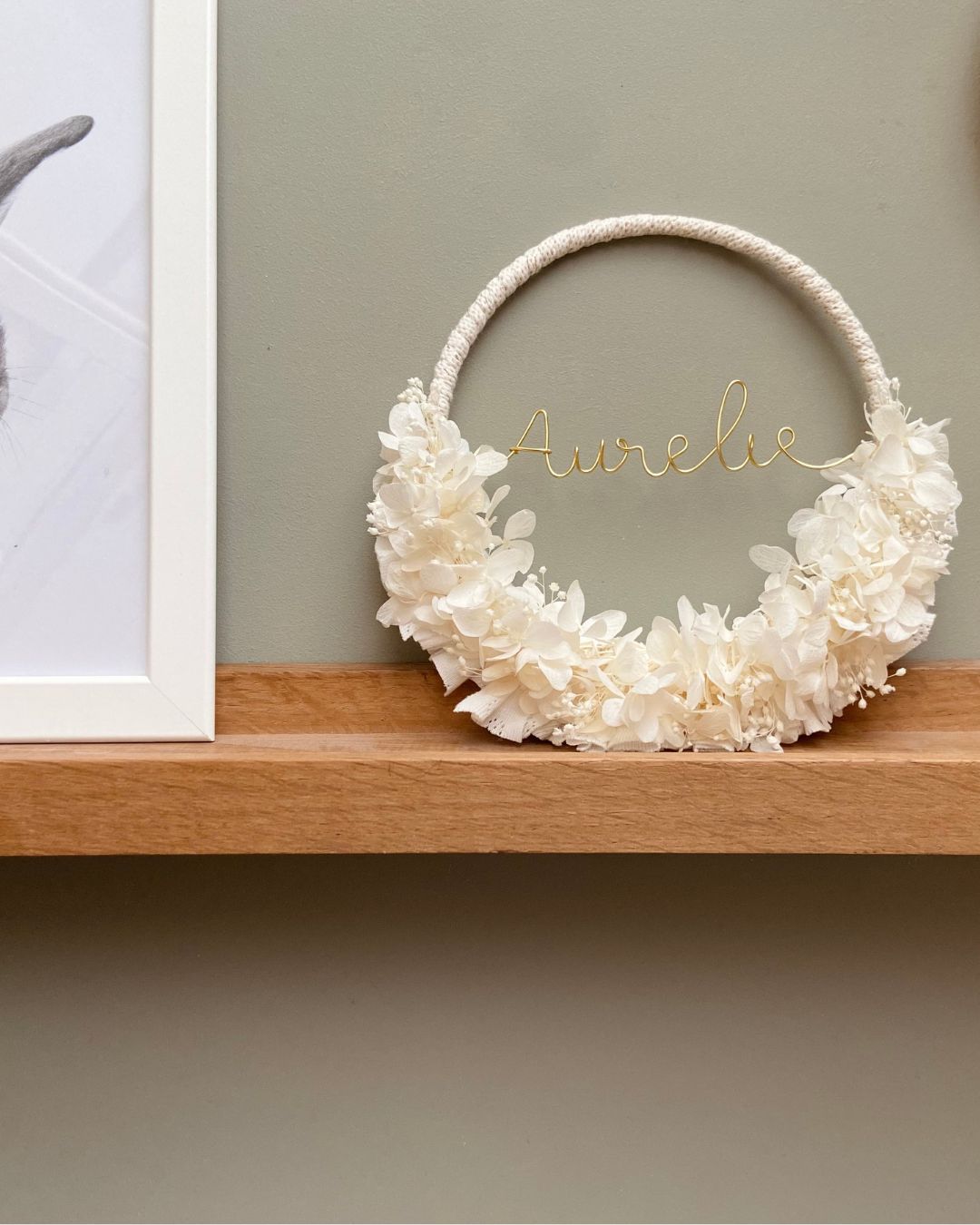 Ambiance douce et poétique avec la couronne de fleurs séchées blanches, modèle Ava – une touche d’élégance naturelle signée Mes Attrapes Rêves.
