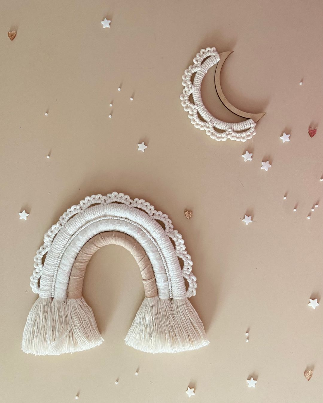 arc-en-ciel tons neutres naturel et beige rosé avec détail macramé blanc réalisé à la main par Mes attrapes rêves