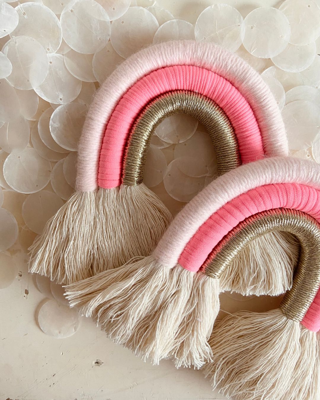 Arc-en-ciel artisanal en laine rose poudré te rose fuchsia et fil doré réalisé à la main par Mes attrapes Rêves