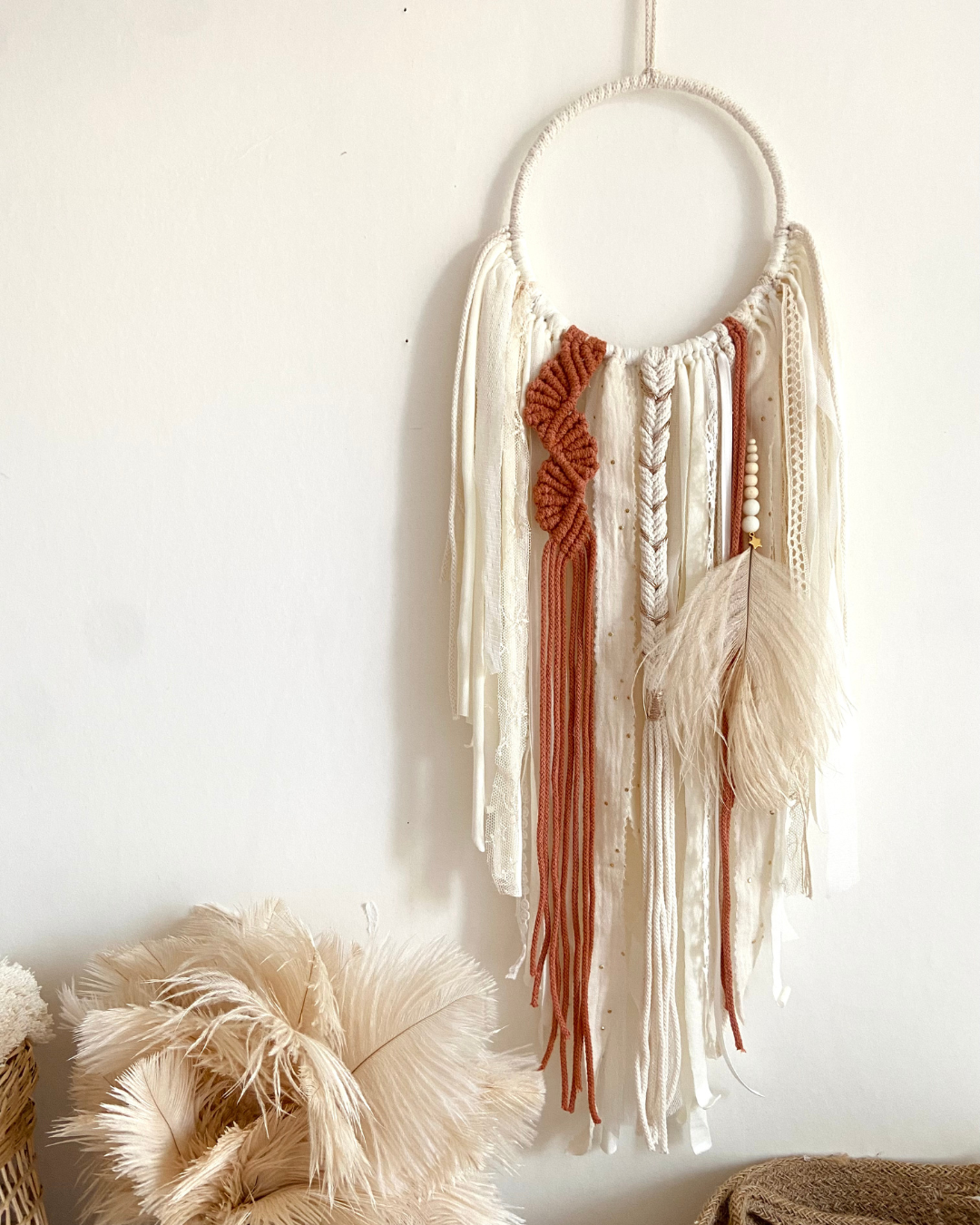 Attrape-rêves bohème, blanc, écru et terracotta, plume d'autruche avec perles - Charlie - personnalisable