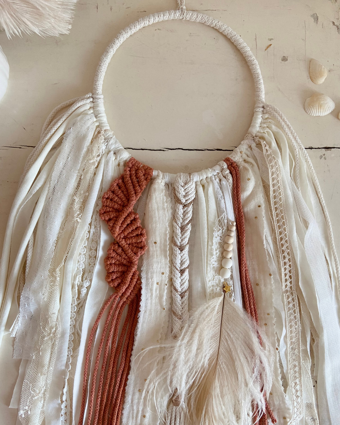 Attrape-rêves bohème, blanc, écru et terracotta, plume d'autruche avec perles - Charlie - personnalisable