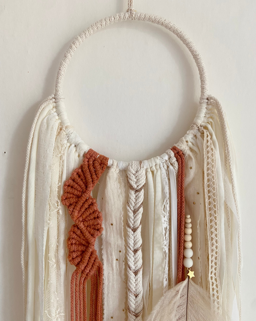 Attrape-rêves bohème, blanc, écru et terracotta, plume d'autruche avec perles - Charlie - personnalisable
