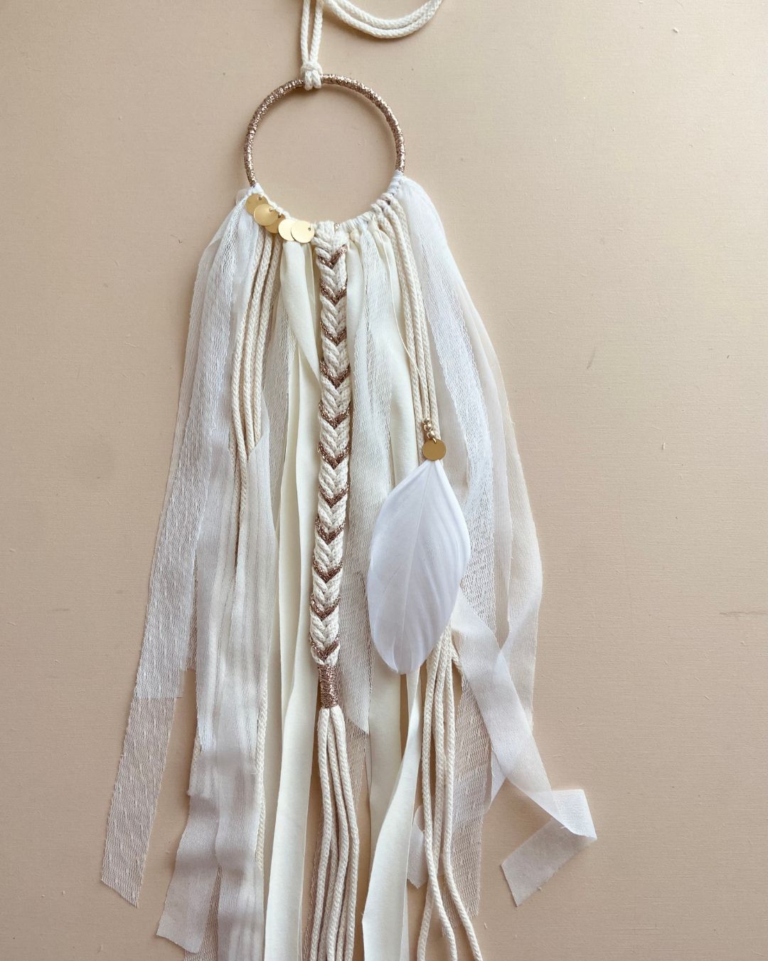L'attrape-rêves "Céleste" tressé plume et pampilles doré et blanc – Bohème Chic | Mes Attrapes Rêves