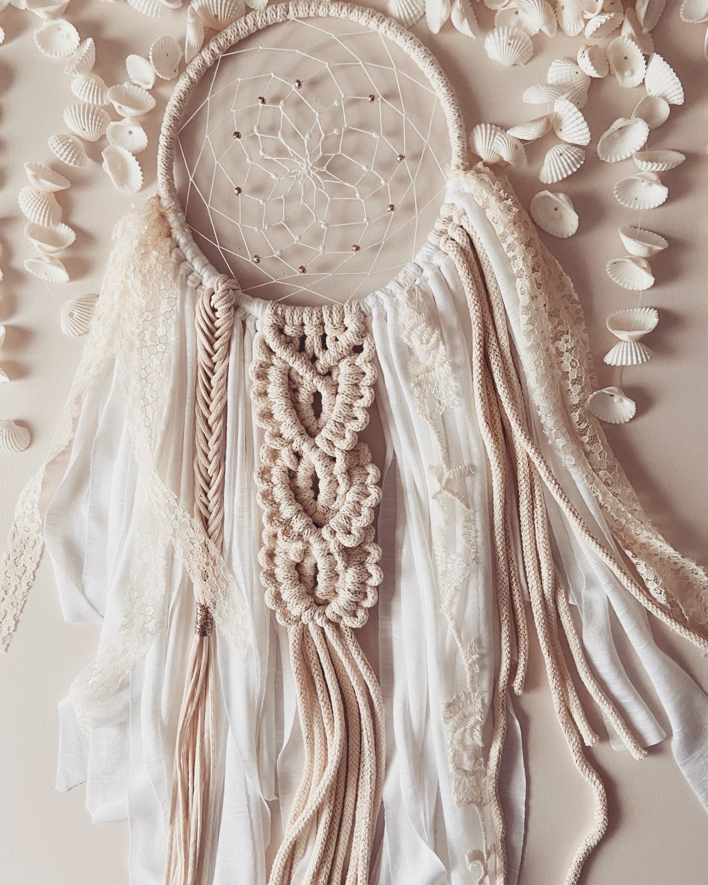 Attrape-rêve bohème avec dentelle fine, macramé et tissage - Rosalie