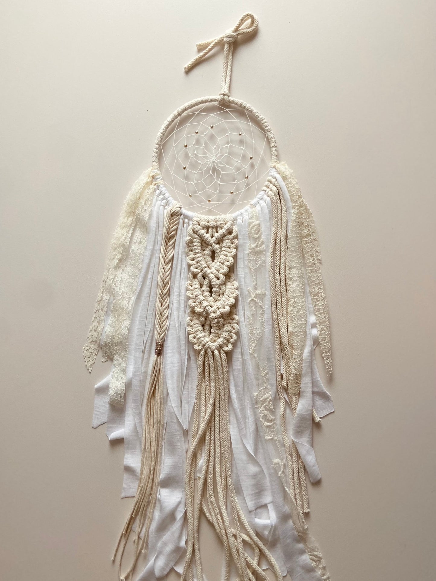 Attrape-rêve bohème avec dentelle fine, macramé et tissage - Rosalie