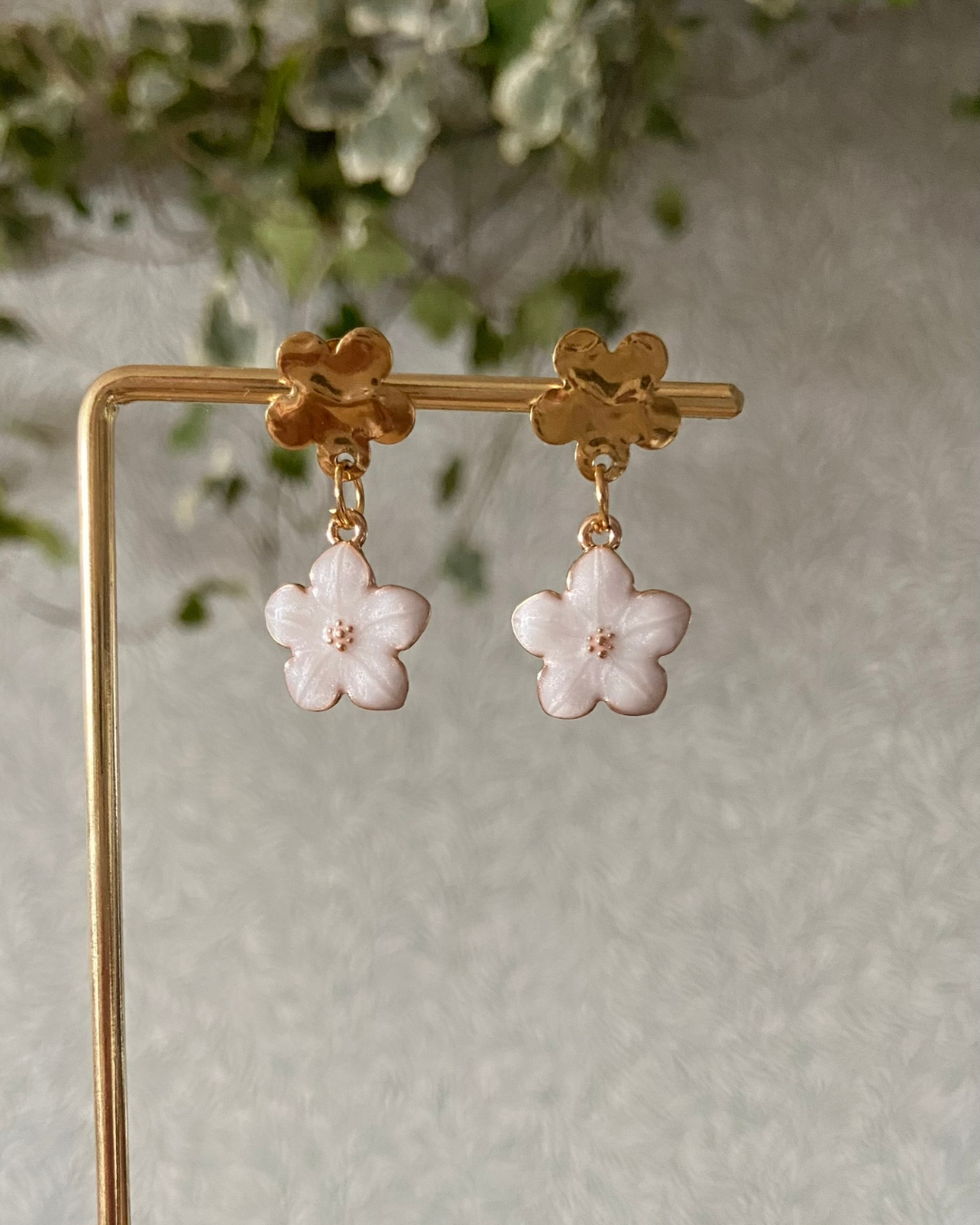 Boucles d'oreilles dorée et pendentif fleur blanches et dorée