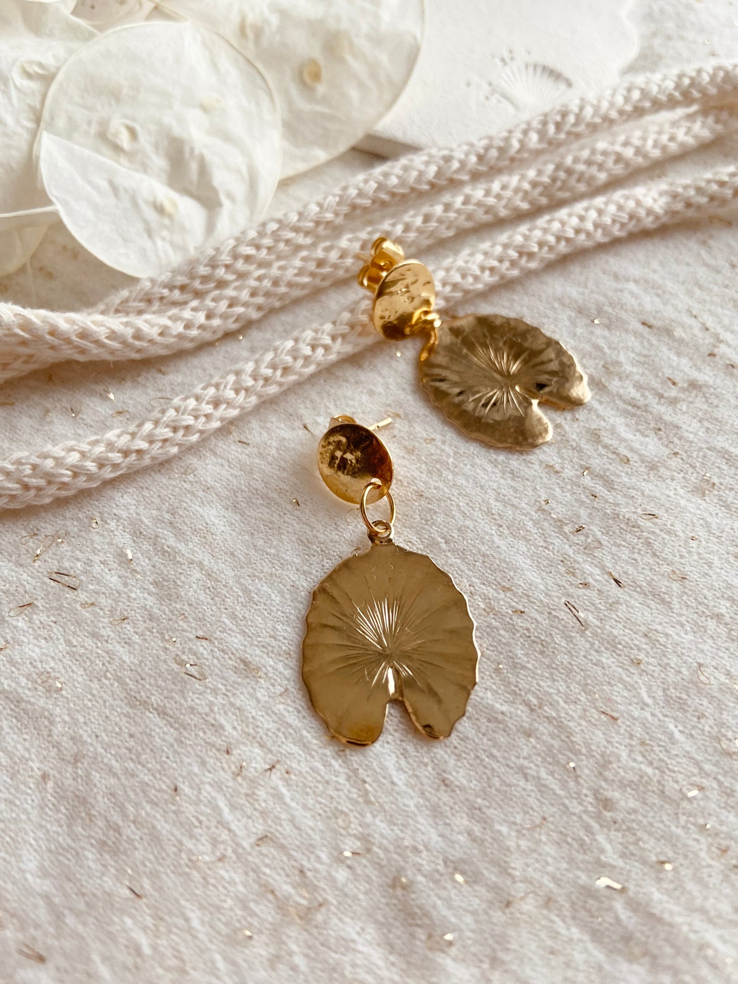 Boucles d'oreilles en plaqué or composé d'une puce martelée dorée et d'un pendentif feuille de nénuphar doré fait-main en France par Mes attrapes rêves