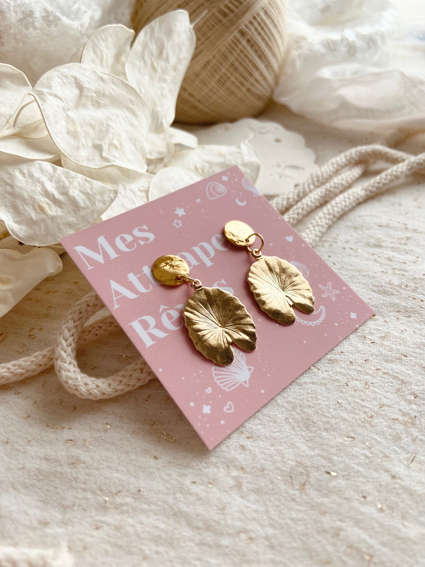 Boucles d'oreilles en plaqué or composé d'une puce martelée dorée et d'un pendentif feuille de nénuphar doré fait-main en France par Mes attrapes rêves