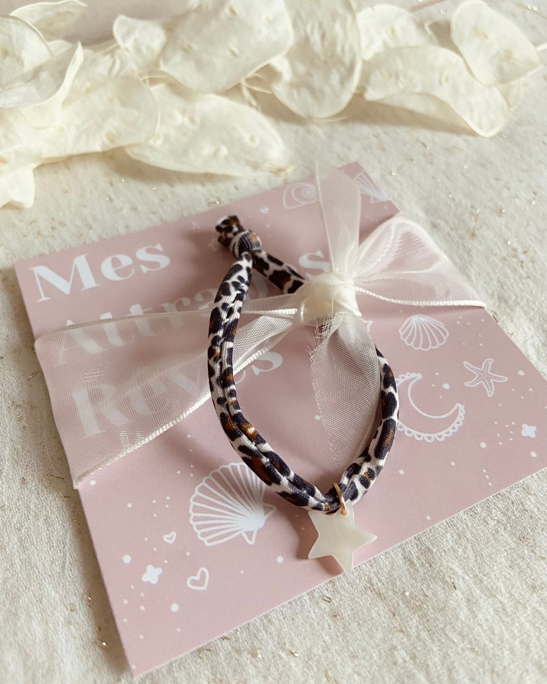 bracelet au motif léopard orné d'une papille de nacre étoile réalisé à la main par Mes Attrapes Rêves