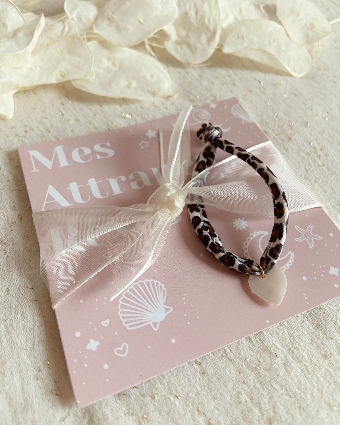 bracelet au motif léopard orné d'une papille de nacre coeur réalisé à la main par Mes Attrapes Rêves