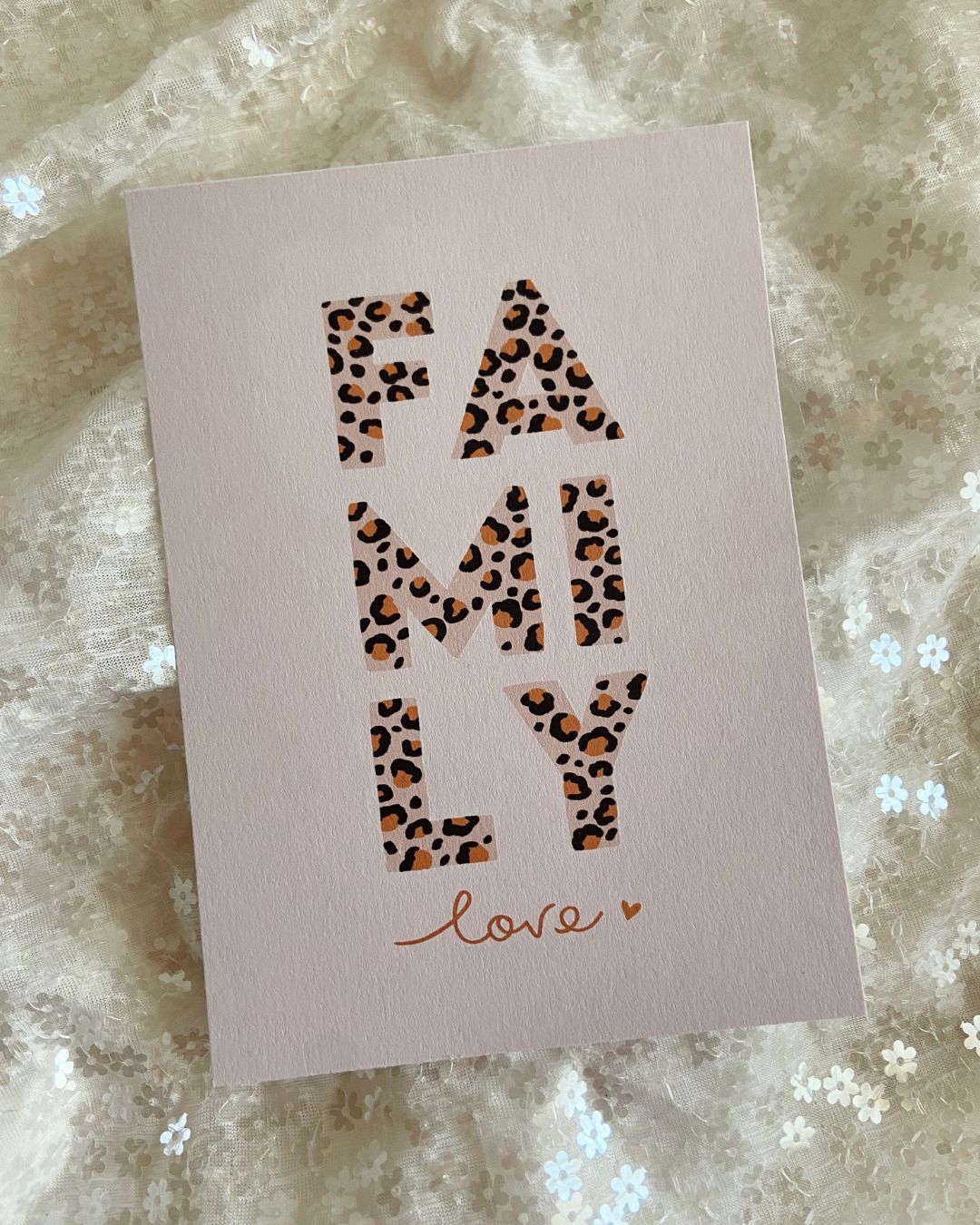 Carte postale motif lettre illustrée d'un joli motif léopard "Family love" dans les tons de rose poudré et marron terracotta. Carte illustré par Marie Riem (Créations une bonne nouvelle) pour Mes attrapes rêves