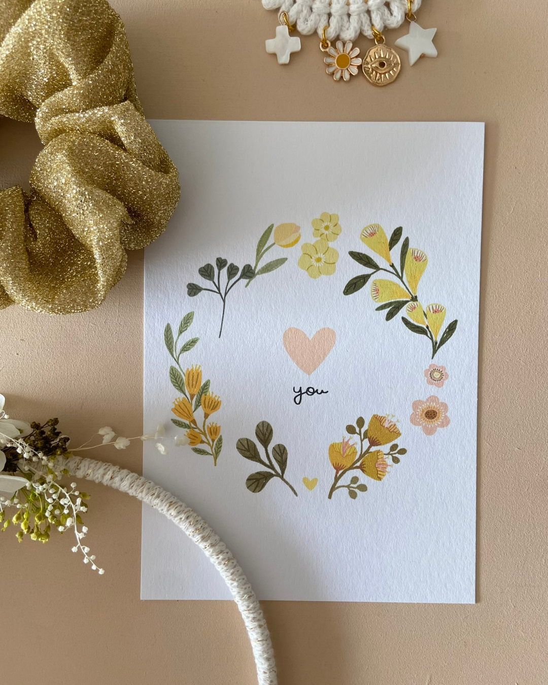 Carte Postale illustrée« love you »
Offrez une touche de tendresse avec notre carte postale "love you", parfaite pour exprimer votre amour à un être cher. Avec son design doux et épuré, une jolie couronne de fleurs qui entoure un coeur et un love. 