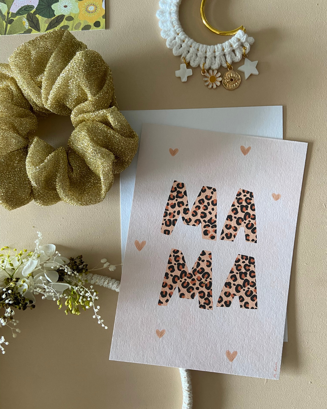 Offrez une touche de tendresse avec notre carte postale illustrée, parfaite pour exprimer votre amour à votre mama. Avec son design doux et élégant, un fond rose pastel, MAMA en motif panthère toujours à la mode et des petits cœurs de ci de là.