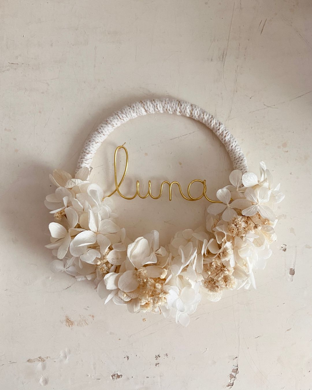 Ambiance douce et poétique avec la couronne de fleurs séchées blanches, modèle Ava – une touche d’élégance naturelle signée Mes Attrapes Rêves.