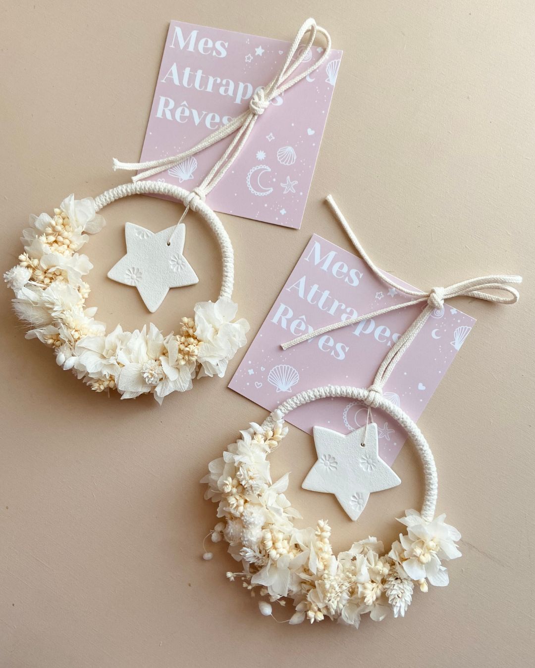 Ambiance douce et poétique avec la couronne de fleurs séchées blanches, modèle Ava – une touche d’élégance naturelle signée Mes Attrapes Rêves.