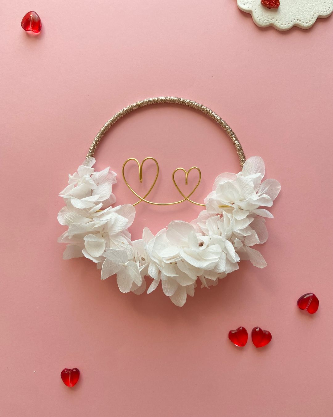 Ambiance douce et poétique avec la couronne de fleurs séchées blanches, modèle Ava – une touche d’élégance naturelle signée Mes Attrapes Rêves.