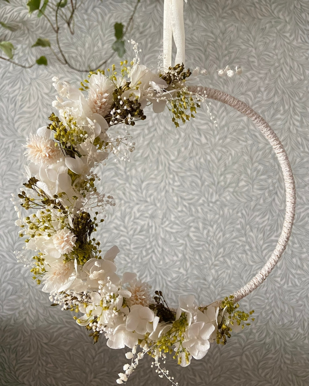Couronne fleurie printanière avec fleur séchées blanche et vert tendre - personnalisable