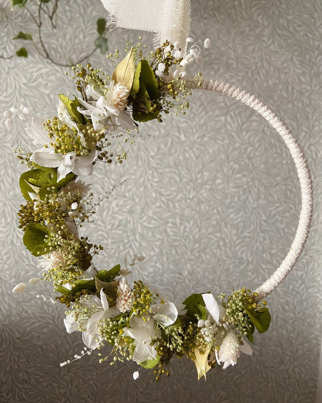Couronne fleurie printanière avec fleur séchées vert léger, vert foncé et blanches - personnalisable