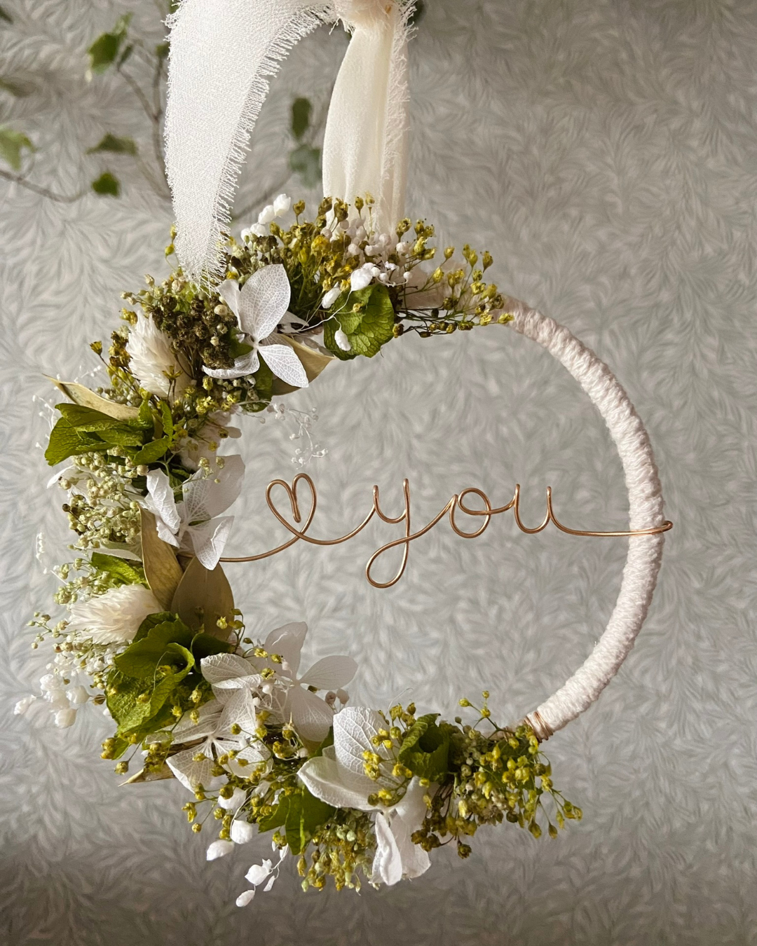 Couronne fleurie printanière avec fleur séchées vert léger, vert foncé et blanches - personnalisable