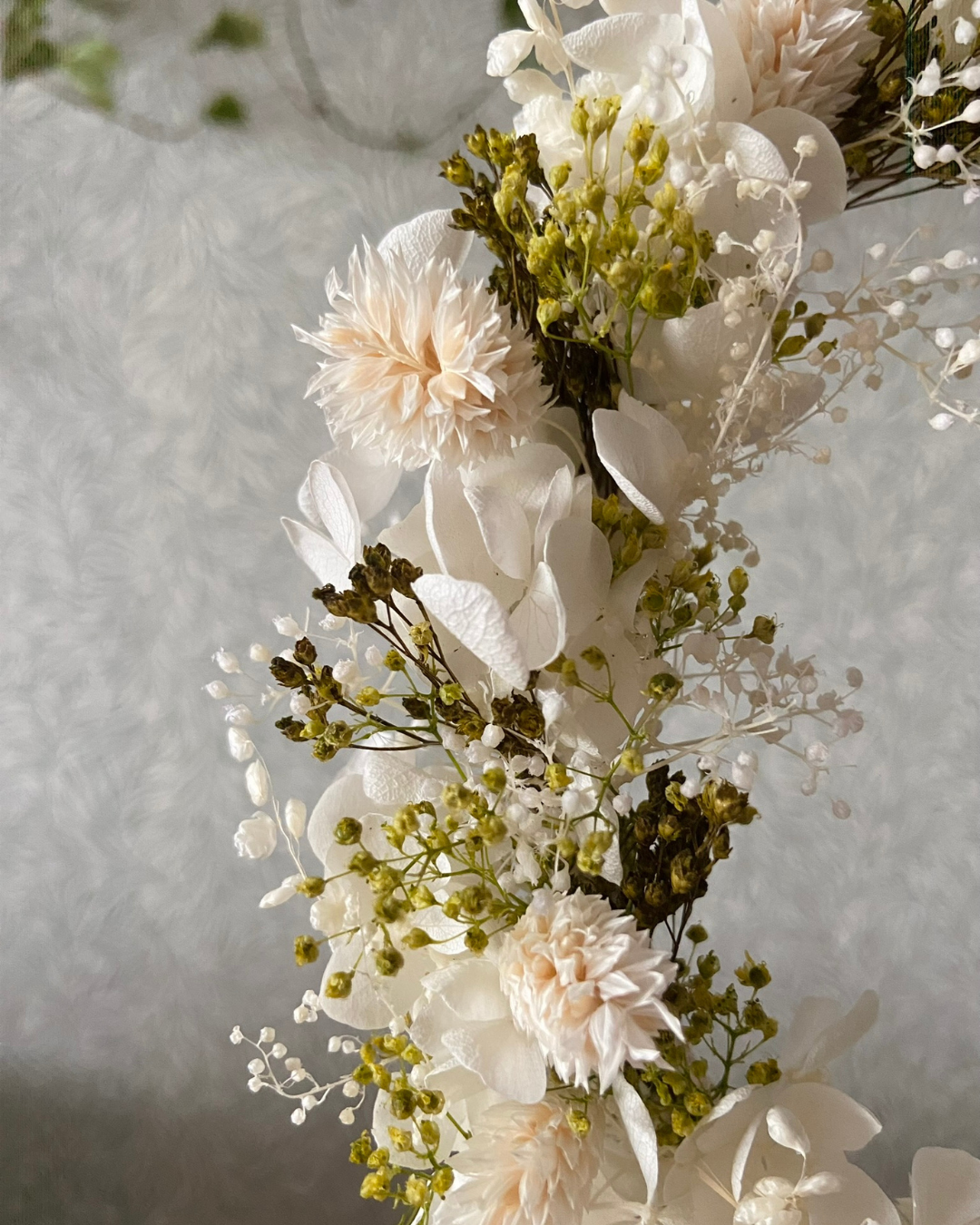 Couronne fleurie printanière avec fleur séchées blanche et vert tendre - personnalisable