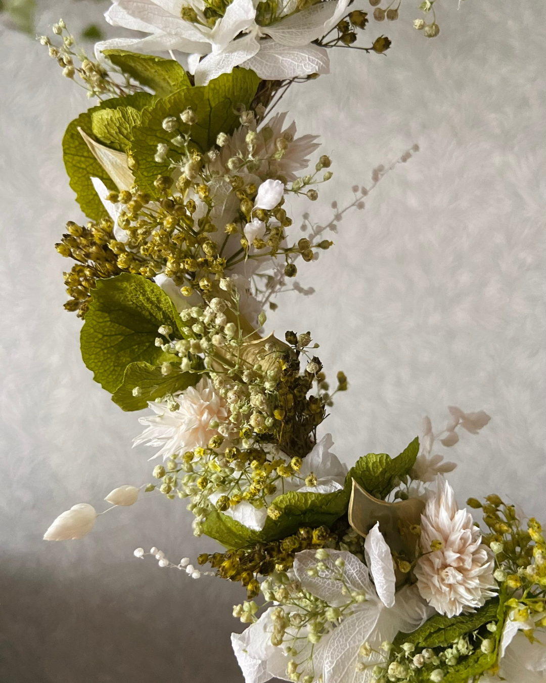 Couronne fleurie printanière avec fleur séchées vert léger, vert foncé et blanches - personnalisable