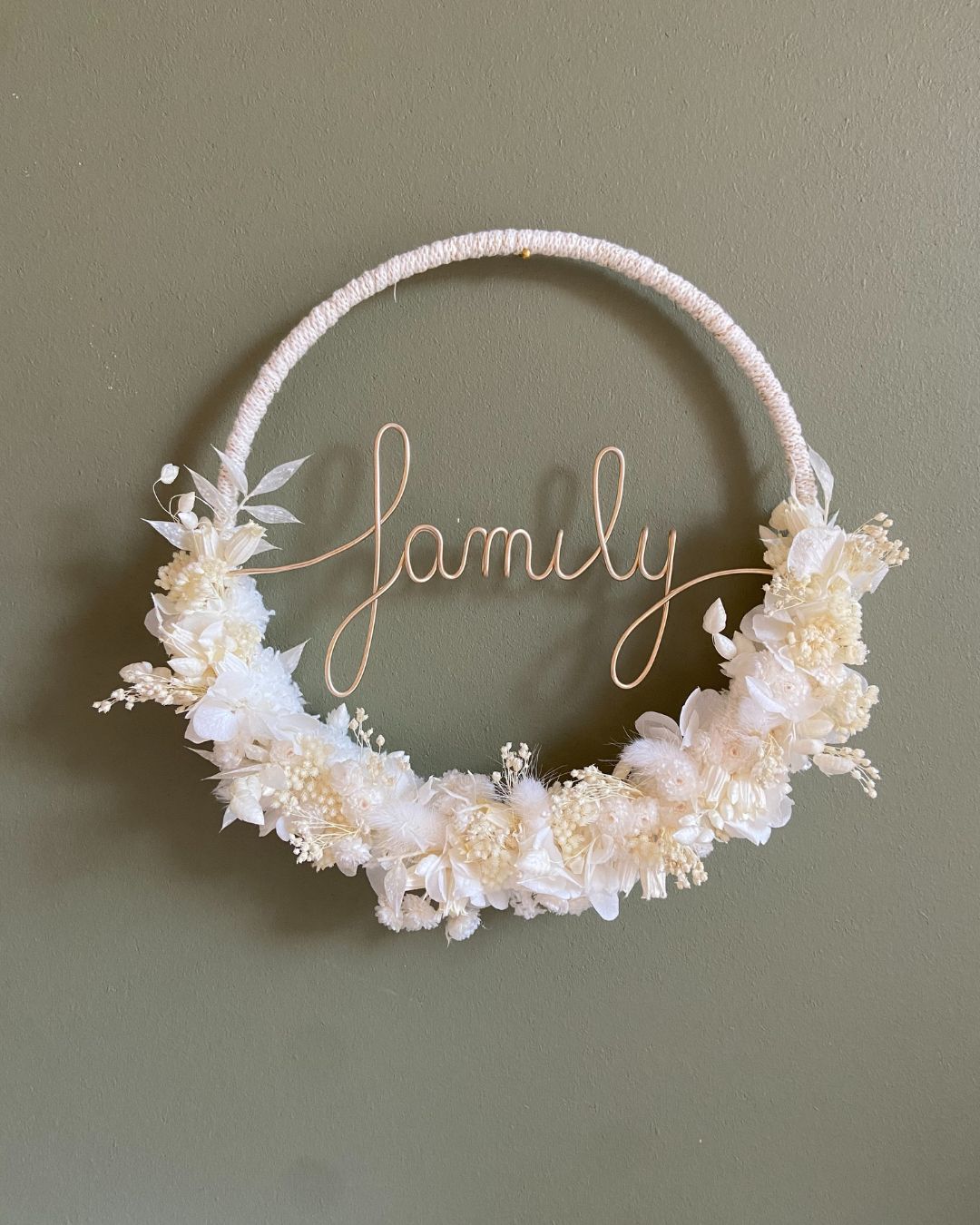 Ambiance douce et poétique avec la couronne de fleurs séchées blanches, modèle Ava – une touche d’élégance naturelle signée Mes Attrapes Rêves.