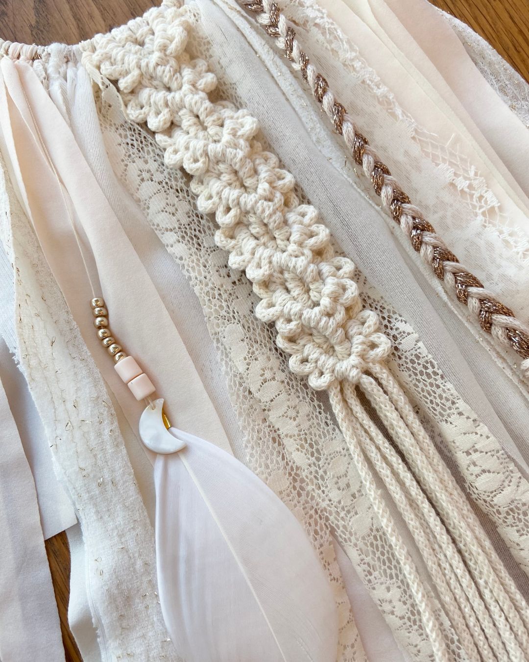 détail de l'attrape-rêves modèle Zélie en macramé et dentelle tons clairs blanc, rose et pastels réalisé à la main en France par Johanne de Mes Attrapes Rêves
