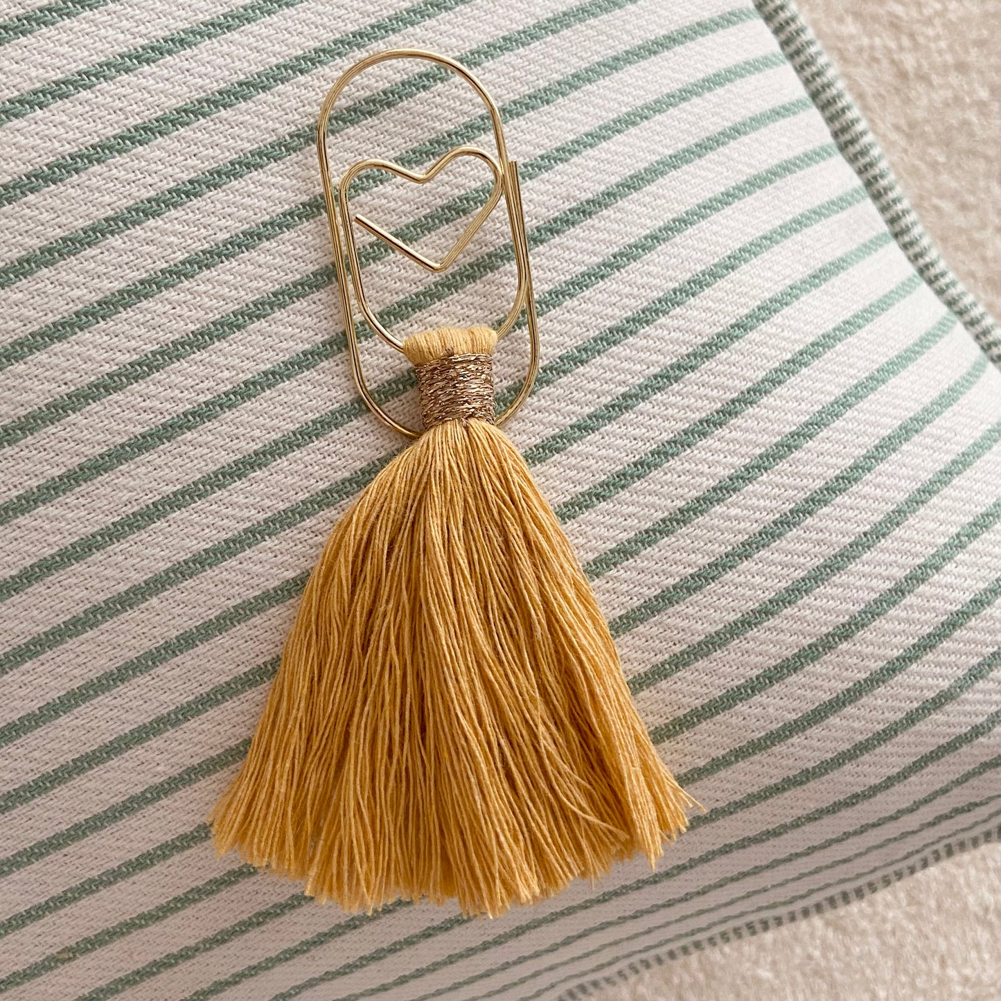 Marque page coeur doré et pompon coton - coloris au choix