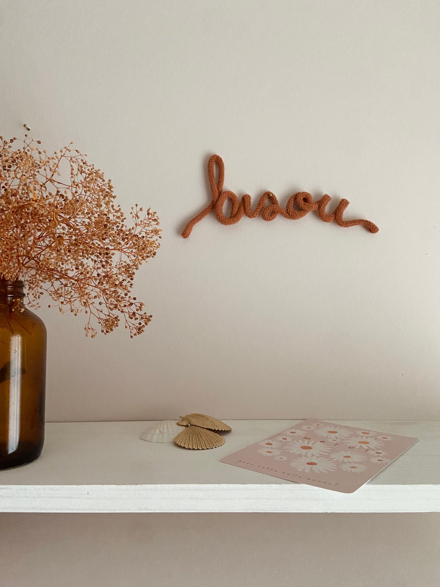 Mots ou Prénom en Tricotin - 100% coton
Personnalisez votre déco avec un mot ou prénom en tricotin 100% coton aux couleurs de votre choix ! Idéal pour un cadeau original et plein de sens, pour une naissance, pour l'anniversaire d'un enfant.
Un mot pour évoquer un souvenir, une anecdote, une humeur à votre intérieur. À poser sur une étagère ou à accrocher au mur, faites votre choix parmi notre large sélection de couleurs.