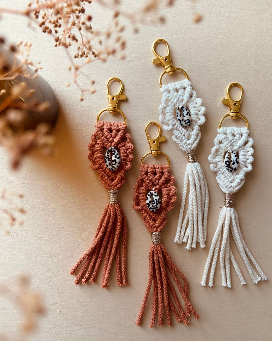 ensemble de 4 portes-clefs en macramé terracotta ou naturel avec perle coquillage cauri motif léopard incrusté au centre fait-main par Mes attrapes Rêves