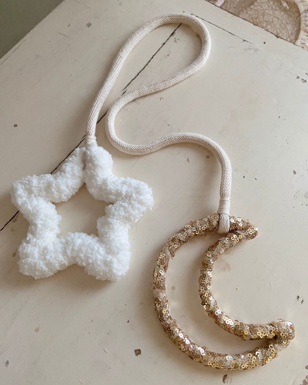Suspension avec étoile moumoute blanche et lune avec sequins dorés – une création élégante et poétique signée Mes Attrapes Rêves.