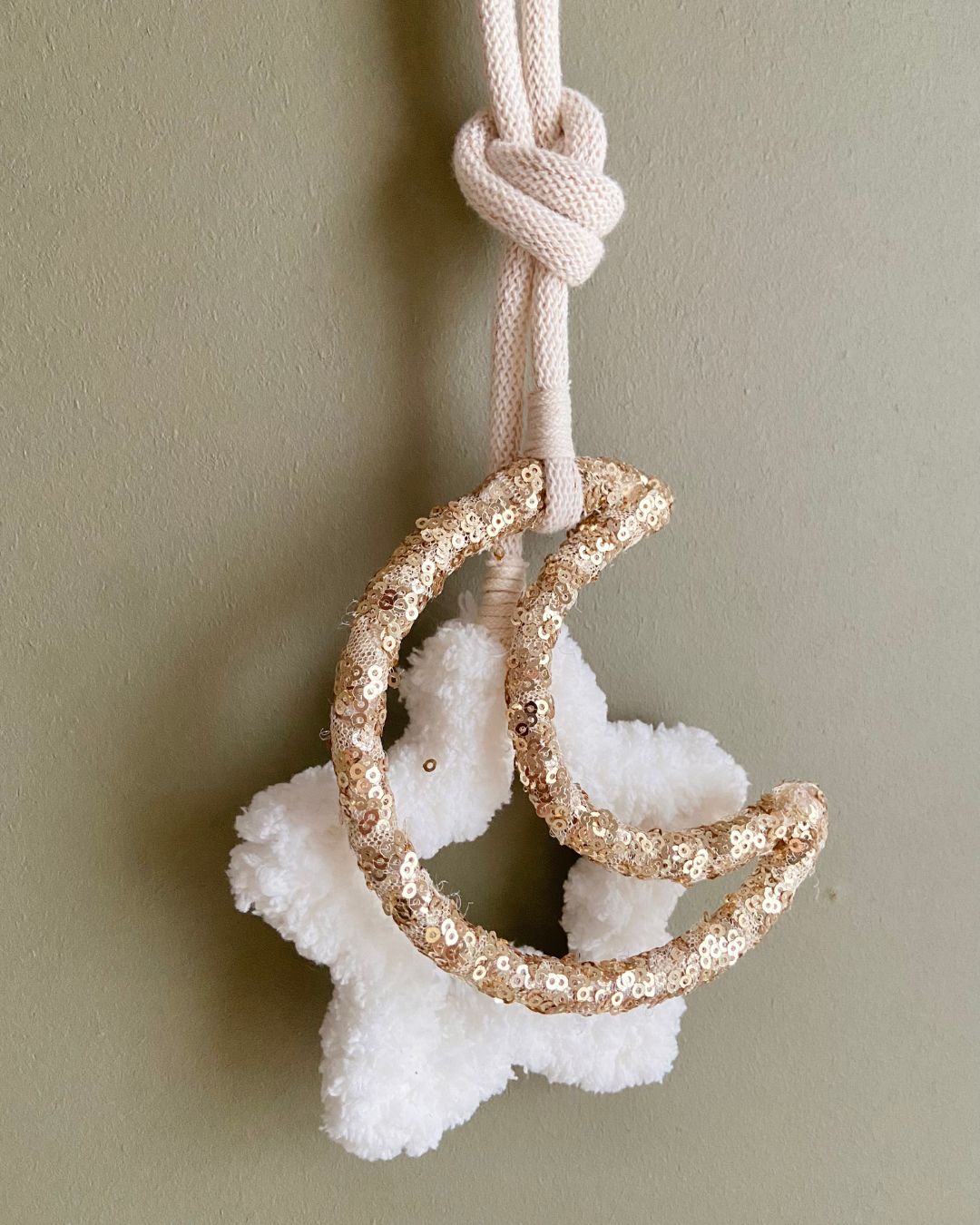 Zoom sur notre suspension avec étoile moumoute blanche et lune avec sequins dorés – une création élégante et poétique signée Mes Attrapes Rêves.