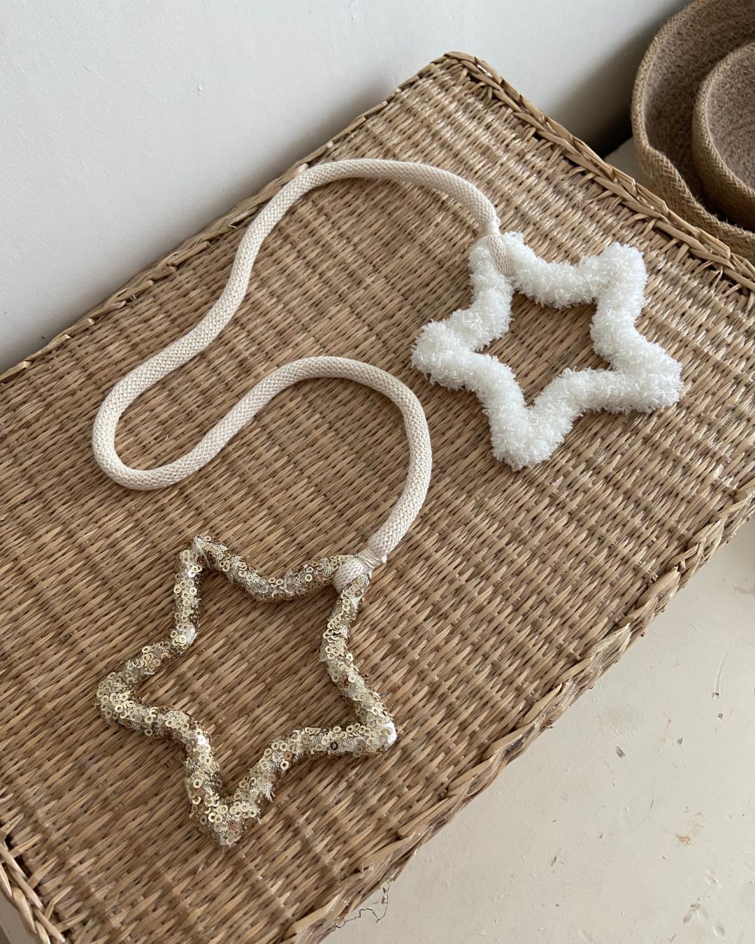 Suspension avec étoile moumoute blanche et étoile avec sequins dorés – une création élégante et poétique signée Mes Attrapes Rêves.