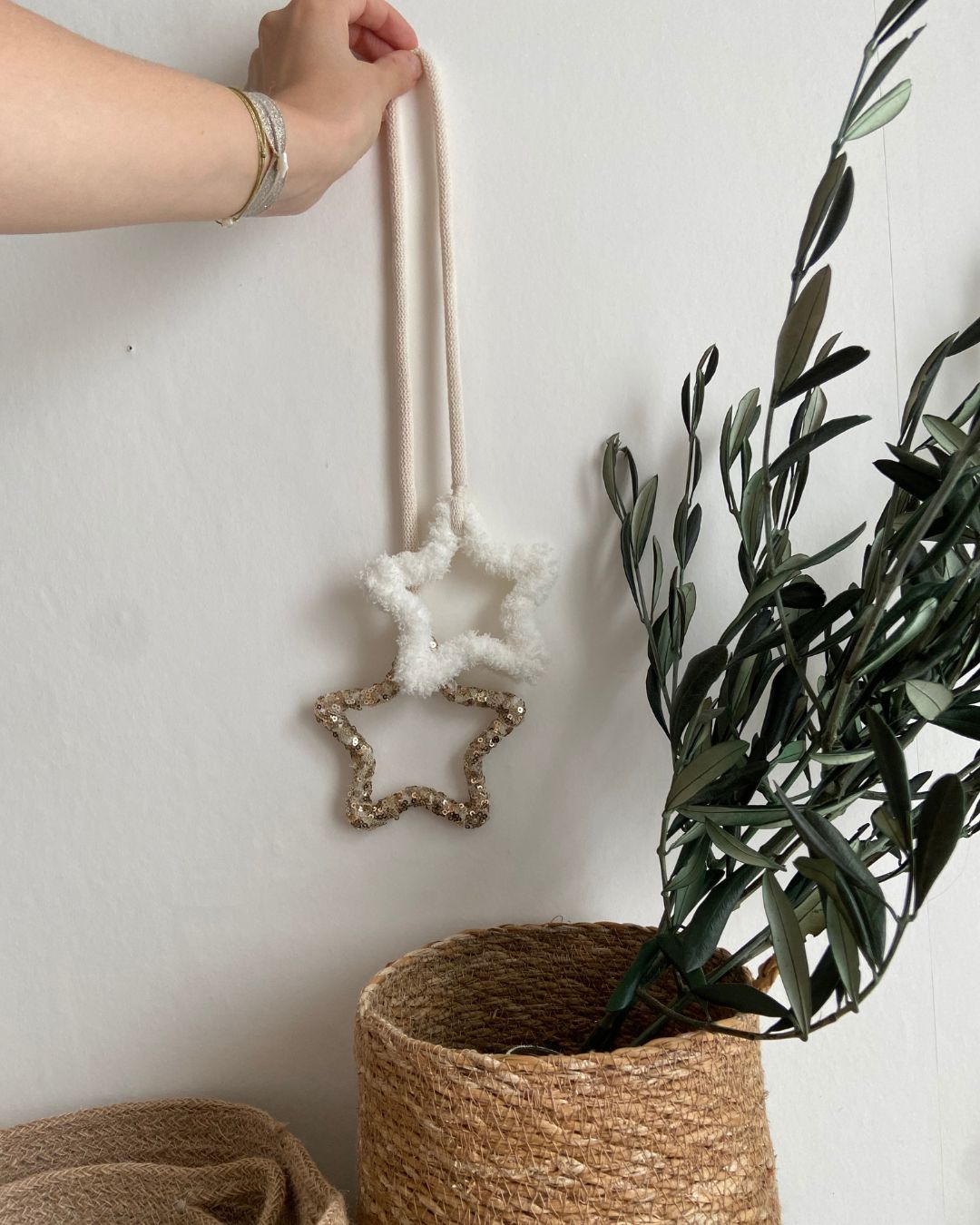 Suspension avec étoile moumoute blanche et étoile avec sequins dorés, a accrocher au mur – une création élégante et poétique signée Mes Attrapes Rêves.