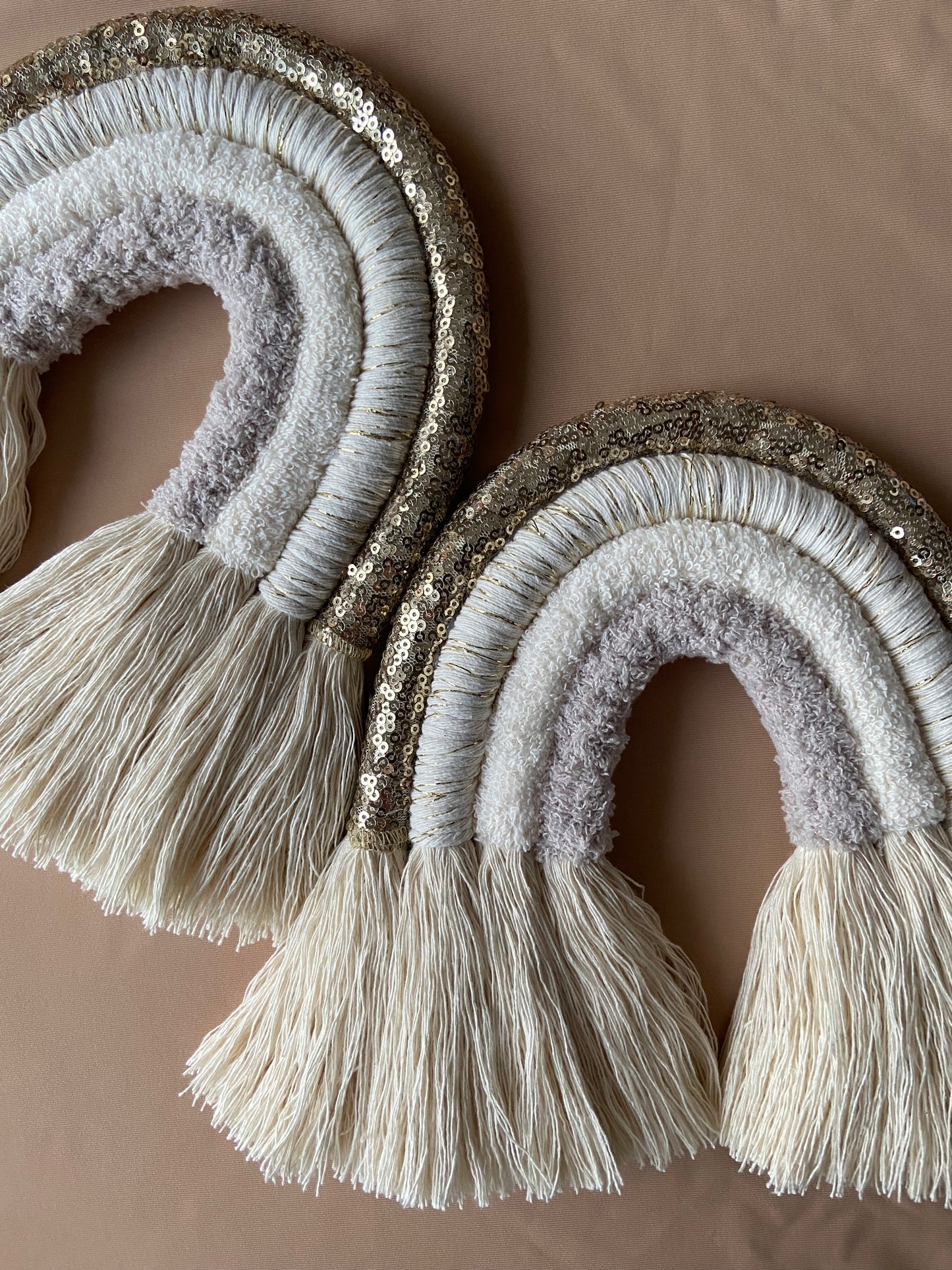 Arc-en-ciel décoratif avec sequins dorés, laine, fil doré, fil moumoute blanc et gris, fait main. Parfait pour une déco bohème chic, une chambre d’enfant ou un espace cocooning, tons neutres.